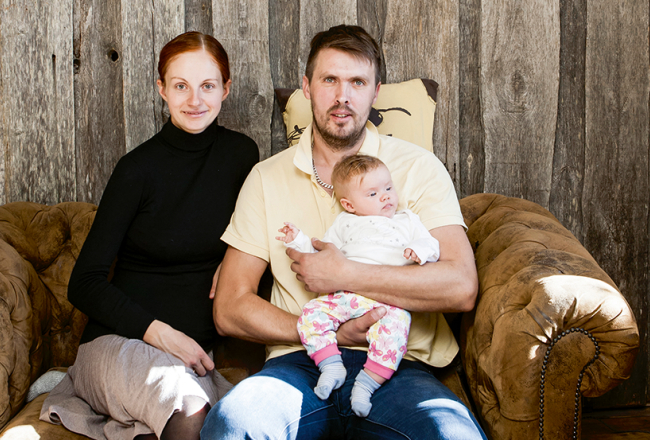 Eva, Sandis un Anna Behmaņi.
Foto — Ieva Salmane
