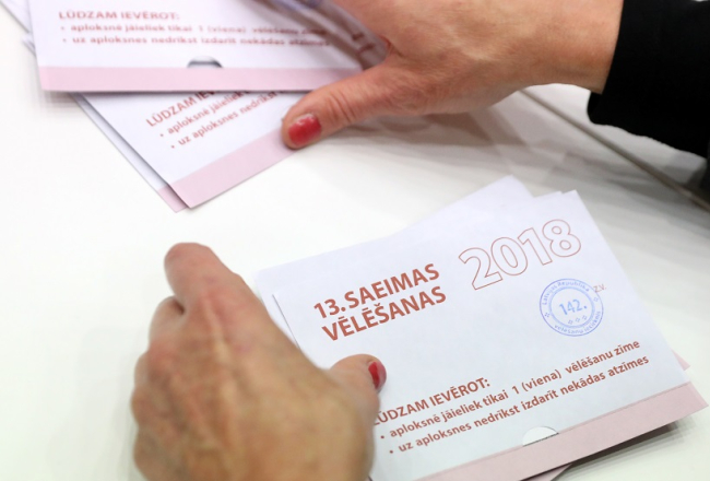 Balsu skaitīšana 13.Saeimas vēlēšanās 142.vēlēšanu iecirknī Rīgas Kongresu namā. Foto: Ieva Leiniša, LETA