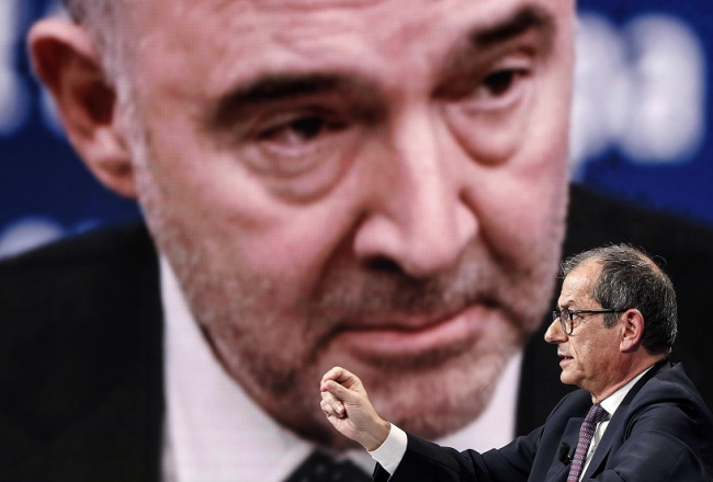 Itālijas ekonomikas un finanšu ministrs Džovanni Tria skaidro TV šovā Eiropas Komisijas noraidījumu valsts budžetam. Foto: Scanpix