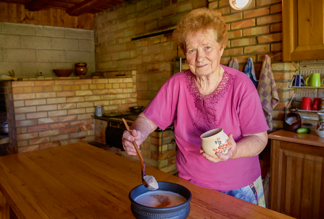 Padomju laikā Elma Zadiņa no ekskursijas Igaunijā atveda kamas miltus. «Nopirku, sajaucu ar kefīru un uzreiz sajutu bērnības garšu. Tas pats kurzemnieku pūtelis! Kad sākās brīvvalsts laiks, teicu: jādabū viņš gatavs!»
Foto — Gints Ivuškāns