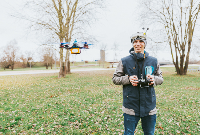 Kālis Gross ir pirmais latvietis, kas pasaules mēroga dronu sacīkstēs izcīnījis godalgu — 3. vietu. Sacīkšu droni ir mazāki un izveicīgāki nekā parastie. FOTO — lauris aizuopietis