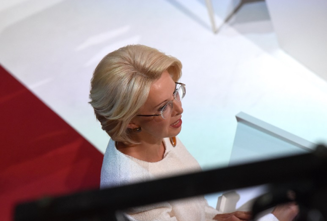 Saeimas priekšsēdētāja Ināra Mūrniece saka uzrunu Saeimas svinīgajā sēdē, kas veltīta Latvijas proklamēšanas 100.gadadienai, Latvijas Nacionālajā teātrī. Foto: Zane Bitere, LETA