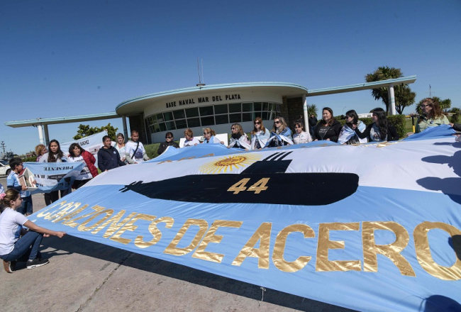 Bojāgājušo argentīniešu jūrnieku piederīgie tur plakātu, kurā minēts uz zemūdenes "San Juan" bojāgājušo skaits. Foto: AFP/Scanpix