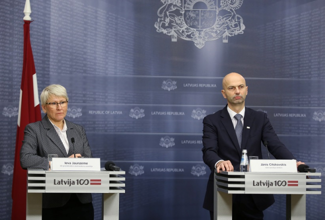 Valsts ieņēmumu dienesta (VID) vadītāja amatam izvirzītā bijusī Konkurences padomes vadītāja, līdzšinējā Ekonomikas ministrijas Administrācijas vadītāja Ieva Jaunzeme un Valsts kancelejas direktors Jānis Citskovskis piedalās preses konferencē, kurā ģenerāldirektora amata kandidāte iepazīstina ar redzējumu par VID darbību. Foto: Evija Trifanova, LETA