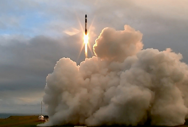 Amerikāņu un jaunzēlandiešu kopuzņēmuma Rocket Lab radītās komerciālās nesējraķetes Electron palaišana Jaunzēlandē.
Foto — AP/Scanpix/LETA