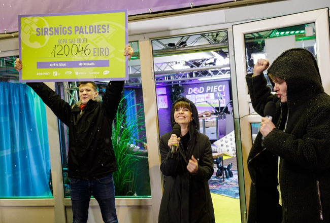 Labdarības maratonā "Dod pieci!", kurā šogad tika vākti līdzekļi, lai atbalstītu bezmaksas mācības jaunajiem vecākiem visā Latvijā, kopumā saziedoti 120 046 eiro. Latvijas radio dīdžeji Toms Grēviņš, Magnuss Eriņš un Marta Grigale. Foto: Andrejs Strokins