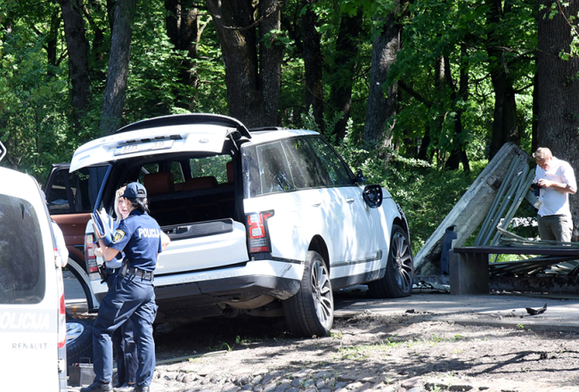 Mārtiņš Bunkus sašautais auto Aizsaules ielā 30. maijā.
Foto — LETA