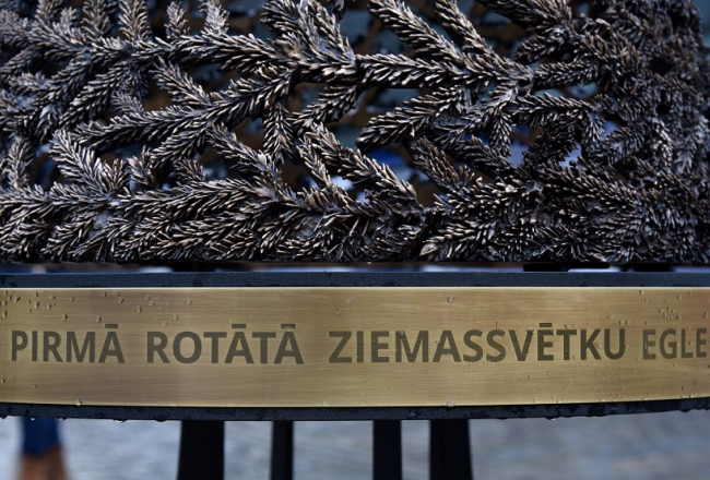 Ziemassvētku egle Rātslaukumā. Foto: Zane Bitere, LETA