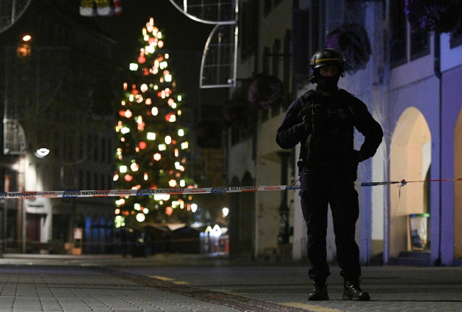 Policists stāv sardzē pie Strasbūras Ziemassvētku tirdziņa, kur otrdien notika letāla apšaude. Foto: AFP/Scanpix