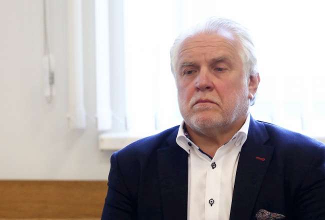 Apsūdzētais - bijušais AS "Latvenergo" prezidents Kārlis Miķelsons pirms tiesas sēdes. Foto: Ieva Leiniša, LETA