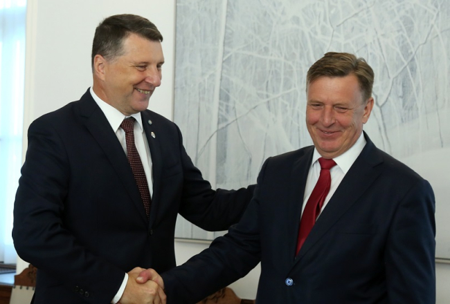 Valsts prezidents Raimonds Vējonis (no kreisās) un Ministru prezidents Māris Kučinskis tikšanās laikā. Foto: Paula Čurkste, LETA
