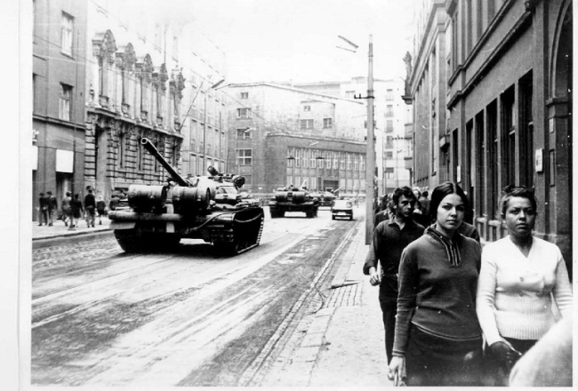 Padomju tanki Bratislavas ielās 1968. gadā. Foto no Jāņa Sīkstuļa arhīva