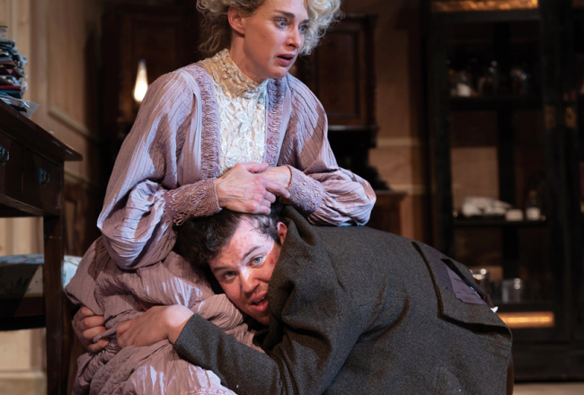 Izrāde ir lēna un mierīga. Pat nosaukdama savu dēlu par niecību, Sofijas fon Keselas Arkadina nepaceļ balsi. Trepļevs — Marsels Hoipermans.
Foto — Cuvilliéstheater