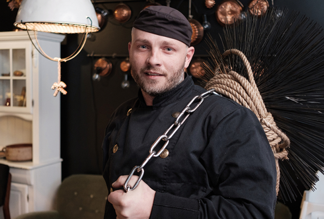 Lai kur es ietu, mans skatiens vienmēr būs vērsts uz augšu, uz jumtiem, saka skursteņslauķis Gatis Geida.
Foto — Reinis Inkēns
