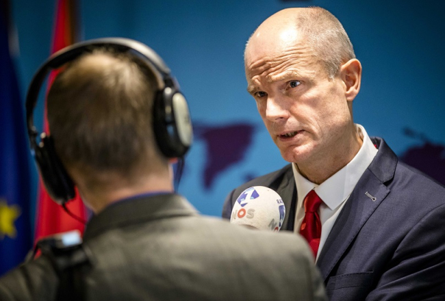 Nīderlandes ārlietu ministrs Stefs Bloks sarunā ar žurnālistiem skaidro, ka ir nopietnas aizdomas par Irānas specdienestu saistību ar divu Nīderlandes pilsoņu noslepkavošanu Almērā. Foto: EPA/Scanpix