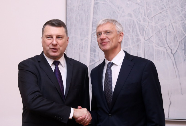 Valsts prezidents Raimonds Vējonis (no kreisās) un partiju apvienības "Jaunā Vienotība" Ministru prezidenta amata kandidāts Krišjānis Kariņš tikšanās laikā Rīgas pilī. Foto: Evija Trifanova, LETA