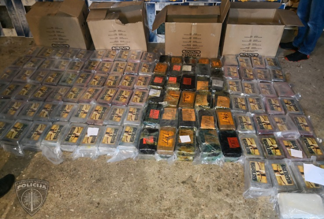 Valsts policija sadarbībā ar ASV tiesībsargājošo iestādi un pretterorisma vienību "Omega" Kokneses novadā izņēma vairāk nekā divas tonnas kokaīna kravu ar 42 kartona kastēm, kurās atradās 2195 briketes ar dažādiem logo - "TNT", "Badboys", "Gold" un ar delfīna attēlu. Foto: Valsts policija/LETA