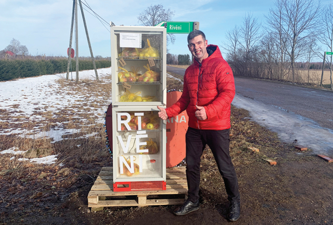 «Audzējam komerciālās šķirnes, ļoti populārs ir ‘Auksis’, tas jau iztirgots. Tagad vitrīnā ir ‘Ligol’, ‘Lobo’, ‘Belorusskoje Maļinovoje’, ‘Antej’, ‘Sinap Orlovskij’. Izvēle ir,» priecājas Gints Neimanis.
Foto — Laura Akmentiņa, Vidzemes Televīzija