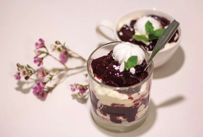 Svaigā siera krēms ar bezē kraukšķiem un meža ogu sorbetu.
Foto — Dace Salmane
