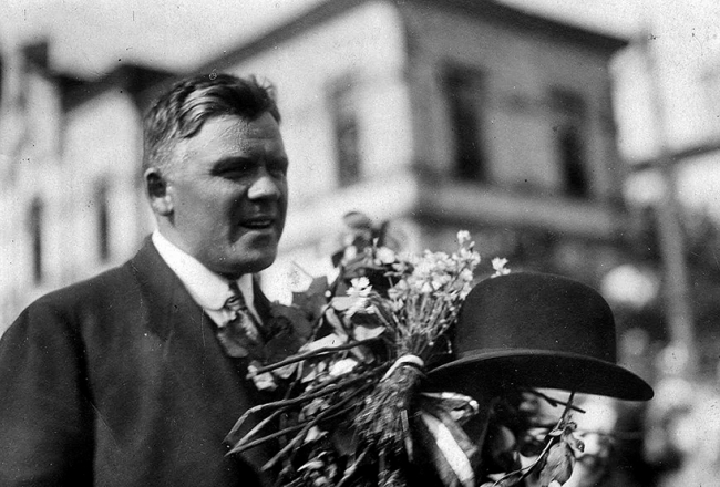 Kārlis Ulmanis 1919. gada 8. jūlijā, kuģim Saratov piestājot Daugavmalā Rīgā.
Foto ― Latvijas Nacionālais vēstures muzejs