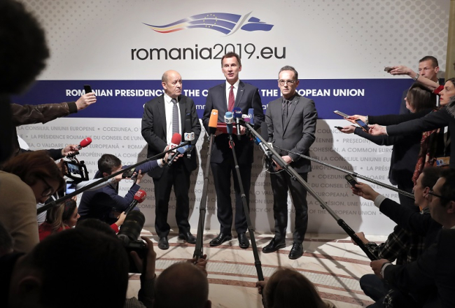 Francijas ārlietu ministrs Žans Īvs Ledriāns (no kreisās), Lielbritānijas ārlietu ministrs Džeremijs Hants un Vācijas ārlietu ministrs Heiko Māss tikšanās laikā Rumānijā paziņo, ka ES atklāj jaunu iespēju tirdzniecībai ar Irānu pēc ASV pasludinātajām sankcijām. Foto: EPA/Scanpix