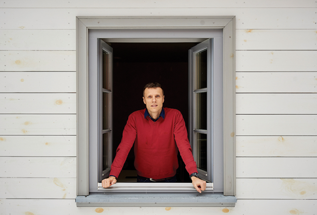 «Dziesma ir maniem bērniem, ģimenei un visiem čaļiem, ar kuriem kopā esmu dienējis,» saka Raivis Ušackis. Sešgadīgais dēls zinot dziesmu, arī trīsgadīgā meita dungojot līdzi.
Foto — Edmunds Brencis