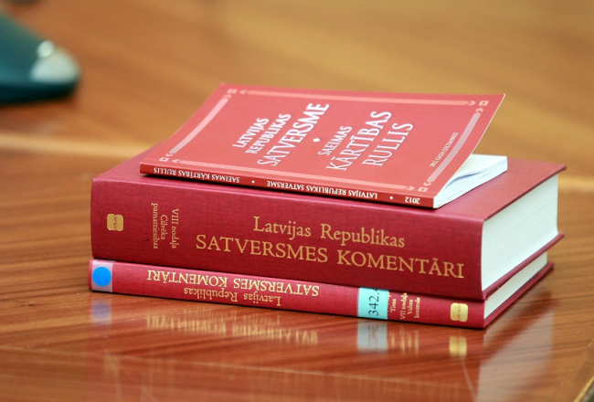 Saeimas Kārtības rullis un Satversmes komentāri. Foto: Ieva Čīka, LETA