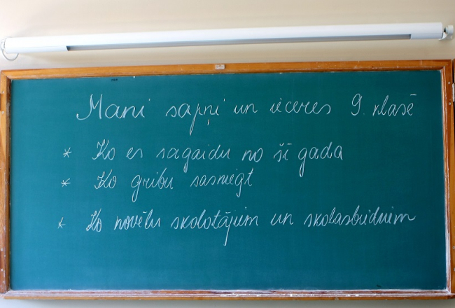 Tāfele Rīgas 49. vidusskolas klasē. Foto: Evija Trifanova, LETA