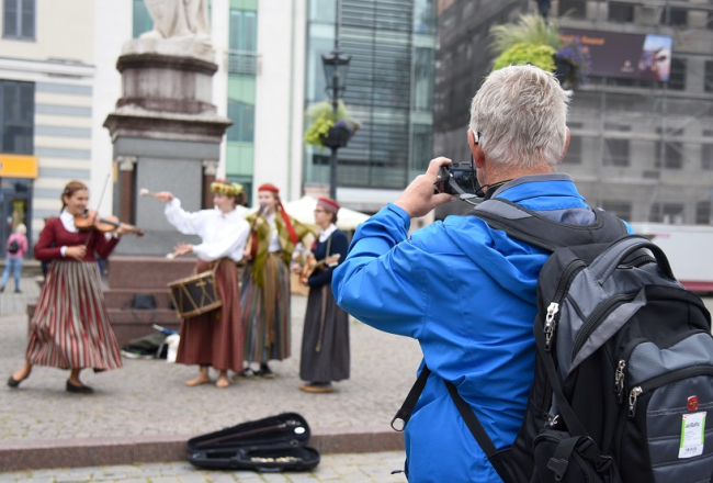 Tūrists Rātslaukumā. Foto: Zane Bitere, LETA