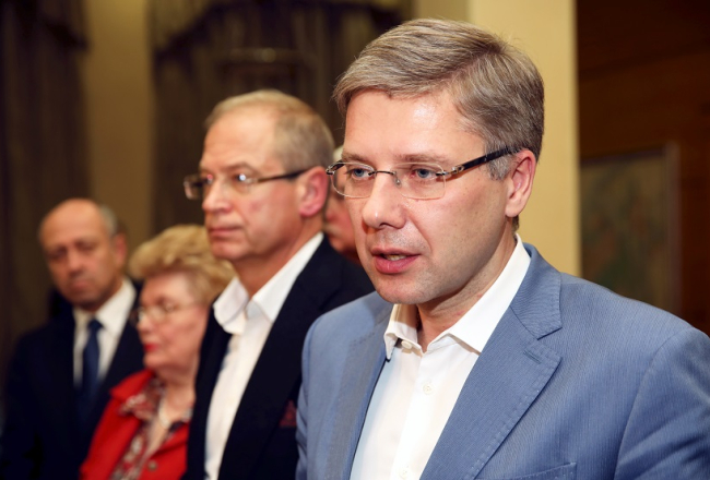 Rīgas domes priekšsēdētājs Nils Ušakovs (no labās) un bijušais Rīgas vicemērs Andris Ameriks piedalās preses konferencē, kurā informē par gatavību startēt Eiropas Parlamenta vēlēšanās. Foto: Ieva Leiniša, LETA