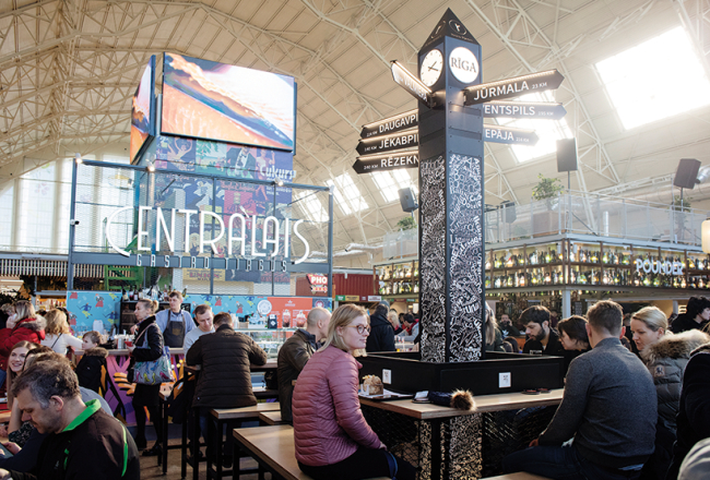 Centrāltirgus gastronomijas paviljonā cieši blakus ir 23 dažādas ēstuves.
Foto — Kristīne Madjare