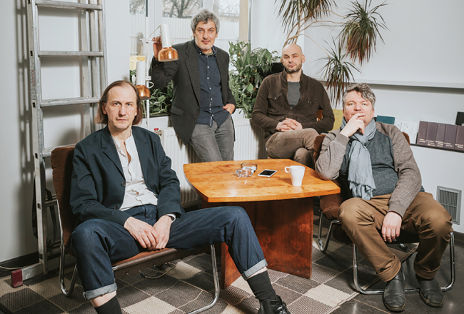 Grupa Orbīta birojā Ģertrūdes ielā. No kreisās: Vladimirs Svetlovs, Aleksandrs Zapoļs, Sergejs Timofejevs un Artūrs Punte.
Foto — Lauris Aizupietis