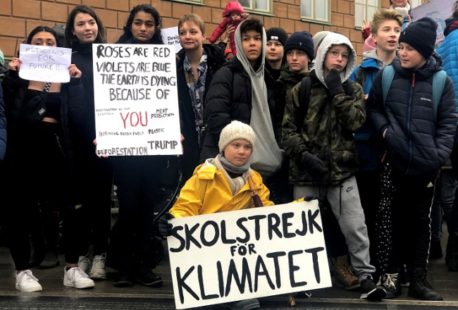 Zviedru 16 gadus vecā Grēta Tunberga (priekšplānā) kopā ar skolasbiedriem aicina politiķus domāt par klimata pārmaiņām. Foto: REUTERS/Ilze Filks