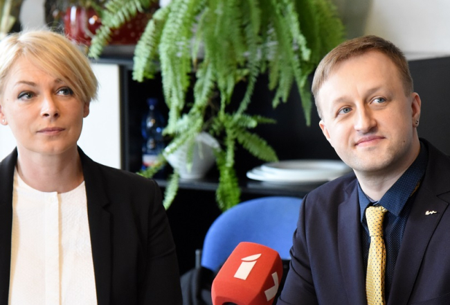Latvijas Televīzijas valdes locekle digitālās attīstības un satura jautājumos, XXVI Vispārējo latviešu Dziesmu un XVI Deju svētku izpilddirektore Eva Juhņēviča (no kreisās) un jaunieceltais LTV valdes priekšsēdētājs, Latvijas zāļu ražotāja "Olainfarm" mārketinga tirgus datu analītiķis Einārs Giels piedalās preses konferencē pēc NEPLP sēdes, kurā apstiprināja jauno LTV valdi. Foto: Zane Bitere, LETA