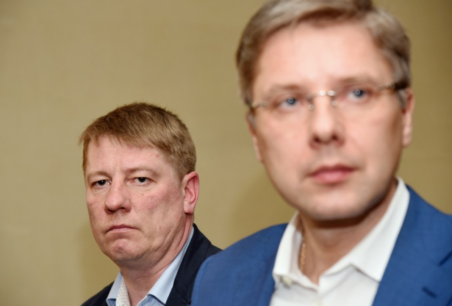 Pašvaldības SIA "Rīgas satiksme" pagaidu vadītājs Anrijs Matīss (no kreisās) un Rīgas domes priekšsēdētājs Nils Ušakovs atbild uz žurnālistu jautājumiem. Foto: Zane Bitere, LETA