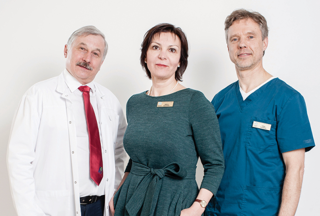 No kreisās: Mārcis Leja, Anžela Pavloviča un Ivars Tolmanis, SIA Gremošanas slimību centra Gastro īpašnieki.
Foto — Ieva Salmane