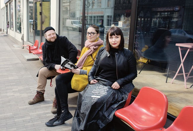 No kreisās: Reinis Pētersons, Anete Konste ar komiksu sērijas The Life of I grāmatu rokās un Una Rozenbauma ar introvertu mēteli.
Foto — Kristīne Madjare