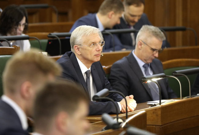Ministru prezidents Krišjānis Kariņš piedalās Saeimas sēdē, kurā lemj par 2019. gada valsts budžeta projektu. Foto: Zane Bitere, LETA