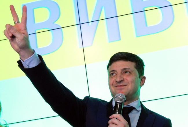 Komiķis Vladimirs Zeļenskis priecājas par Ukrainas prezidenta vēlēšanu pirmās kārtas rezultātiem. Foto: EPA/STEPAN FRANKO