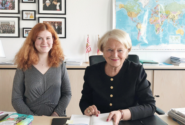 Bundestāga deputāte Elizabete Motšmane izmanto katru izdevību un visiem stāsta, ka palīdze Madara Meļņika ir no brīnišķīgās Latvijas, kur ir deputātes dzimtas saknes
