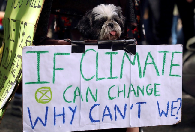 Kustības "Extinction Rebellion" akcija Londonā Mātes dienā, lai pievērstu uzmanību klimata izmaiņām. Foto: REUTERS/Scanpix
