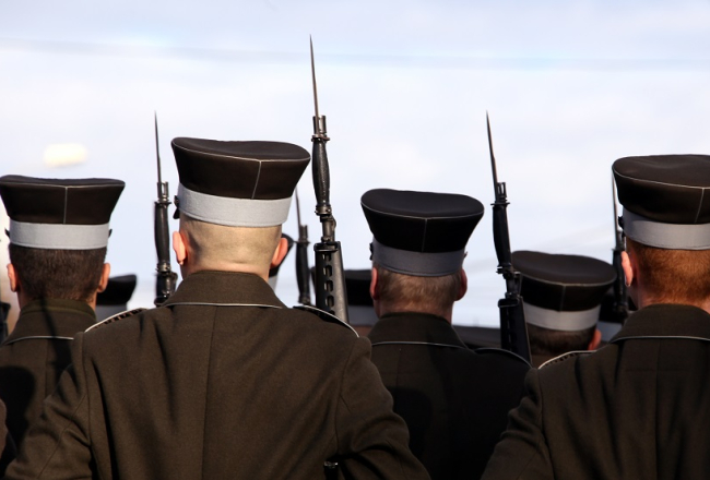 Karavīri militārajā parādē. Foto: Evija Trifanova, LETA