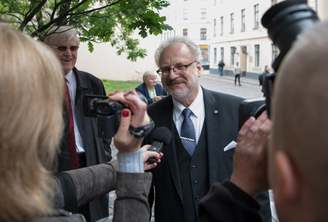 Egils Levits ierodas Saeimā uz balsojumu par Valsts prezidentu. Foto: Saeimas Preses centrs