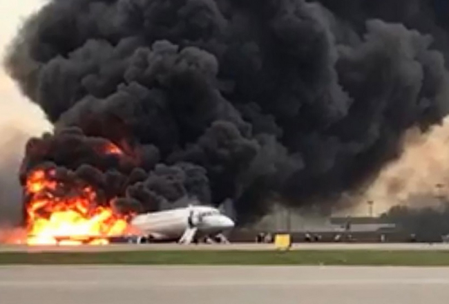 Krievijas lidsabiedrības "Aeroflot" lidmašīna "Sukhoi Superjet-100" (SSJ100) aizdegās un bija spiesta nosēsties Maskavas lidostā Šeremetjevo 5.maijā. Attēls no Krievijas izmeklēšanas komitejas video/TASS/Scanpix