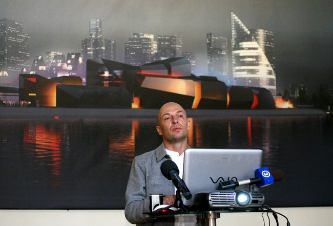 Rīgas koncertzāles arhitekts Andis Sīlis 2009.gadā prezentē koncertzāles projektā veicamos darbus. Foto: Evija Trifanova, LETA