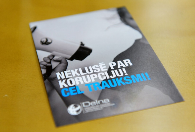 Informatīvs materiāls preses konferencē, kurā informē par trauksmes cēlēju tiesiskās aizsardzības mehānisma izveidi Latvijā. Foto: Ieva Lūka, LETA