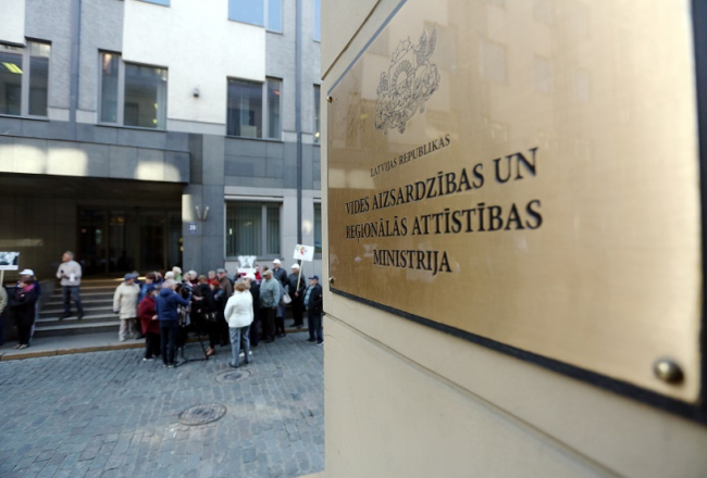 Pie Vides un reģionālās attīstības ministrijas notiek Ikšķiles novada uzņēmēju biedrības rīkotais pikets par administratīvi teritoriālās reformas piedāvājumu. Foto: Edijs Pālens, LETA