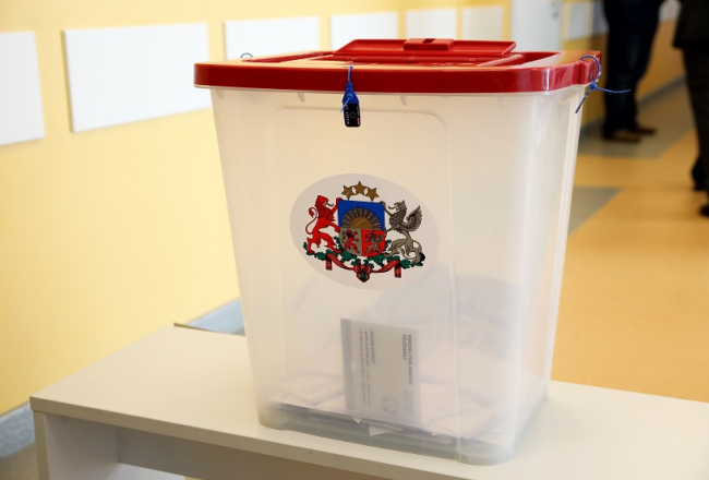 6.vēlēšanu iecirknī Natālijas Draudziņas vidusskolā notiek Eiropas Parlamenta vēlēšanas. Foto: Ieva Leiniša, LETA
