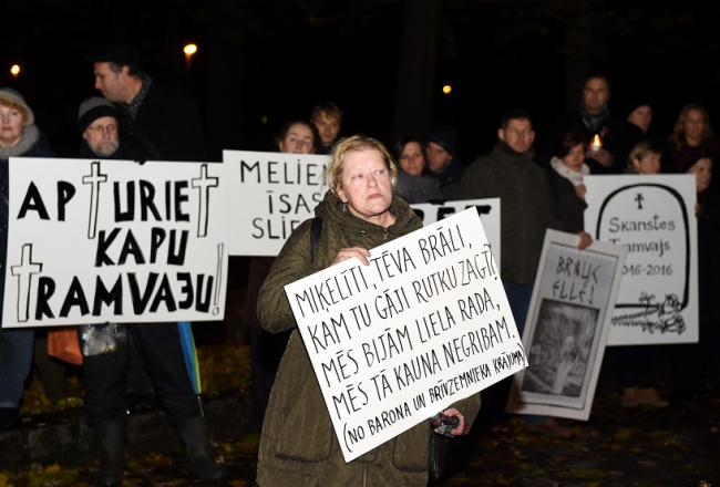 Dzejniece Inese Zandere 2016.gadā piedalās protesta akcijā pret Skanstes tramvaja līnijas izbūvi Senču ielā, godinot Krišjāni Baronu un Frici Brīvzemnieku, Lielajos kapos. Foto: Ieva Makare, LETA