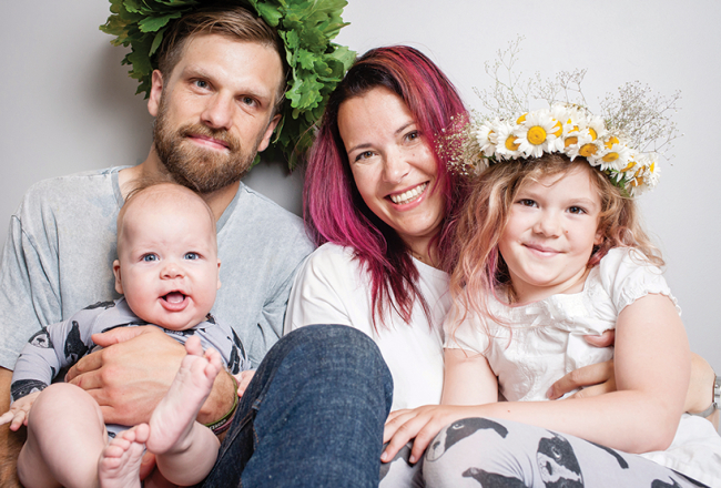 Jānis Belasovs un Linda Sietiņa savus bērnus mīļi dēvē par dārgakmeņiem, jo meita ir Pērle un dēls — Dimants.
Foto — Ieva Salmane